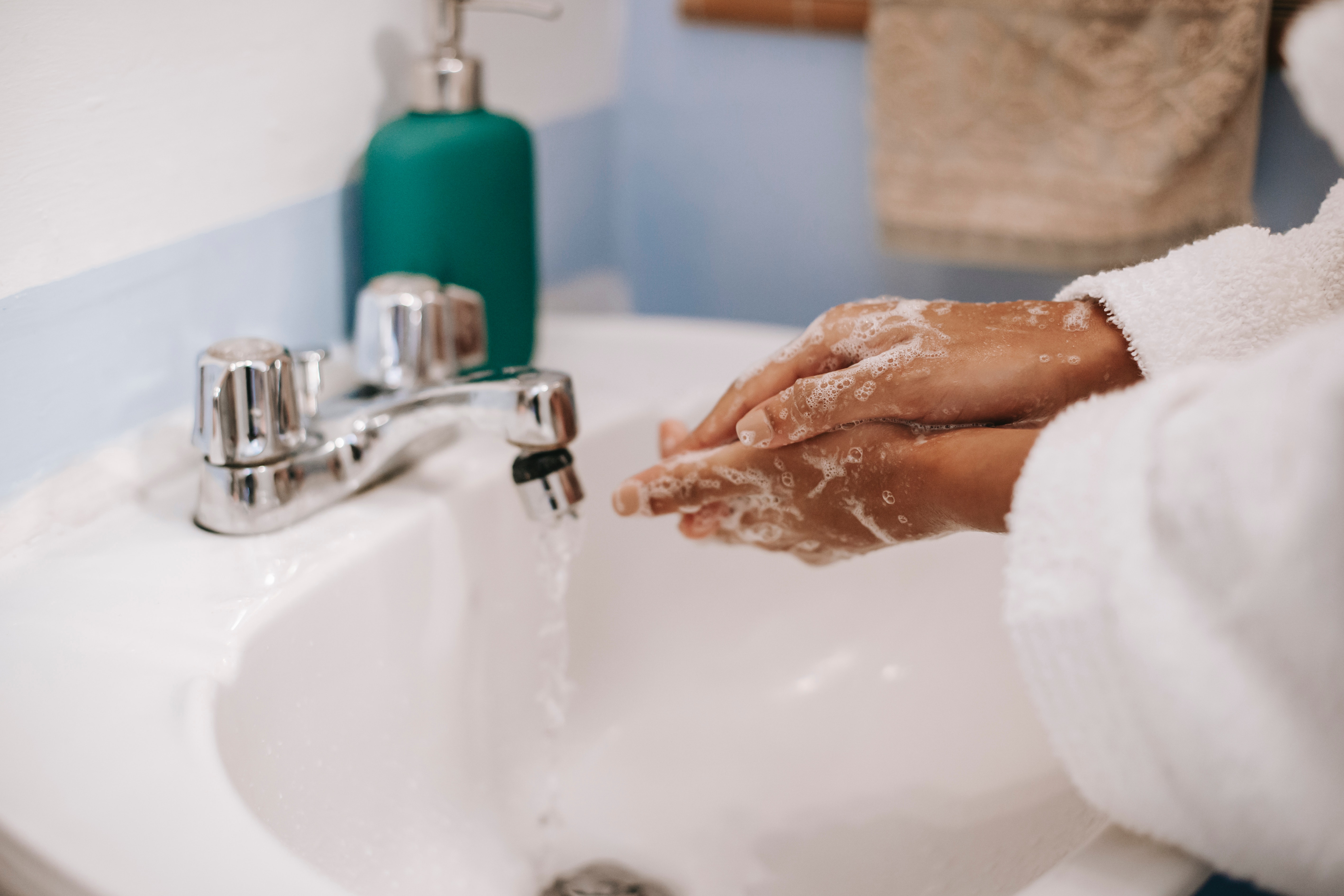 Las medidas de prevención, incluyendo el lavado de manos y la vacunación, pueden ayudar a que las infecciones no se expandan desde un primer momento. 